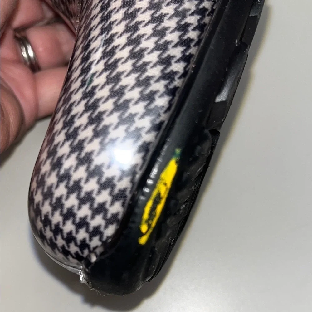 Kamik Stylish Black and White Houndstooth Women's Boots size 6 / preowned